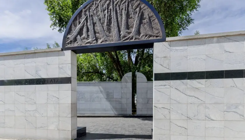 Umschlagplatz: monumentalny pomnik z kamienia z płaskorzeźbą i napisem. Miejsce pamięci o tragicznej historii.