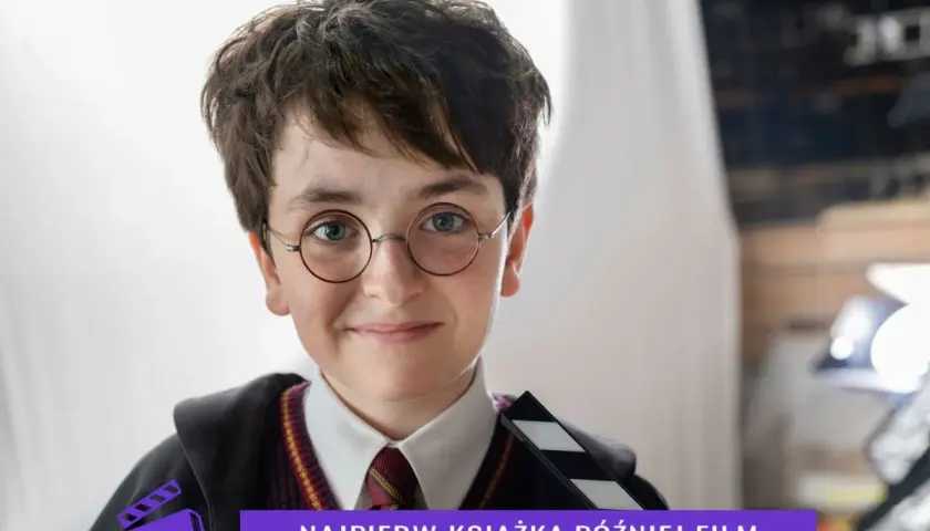 Młody aktor w okularach i szacie Hogwartu trzyma klaps filmowy. Czyżby to zapowiedź **harry potter nowy film**?