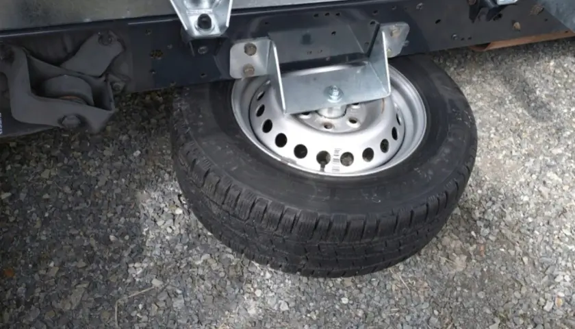 Podwozie Renault Trafic z kołem zapasowym. Dowiedz się, jak wyjąć koło zapasowe Renault Trafic, by być gotowym na każdą sytuację.