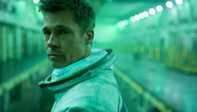Brad Pitt w skafandrze kosmicznym w filmie Ad Astra, w zielonej poświacie tunelu.