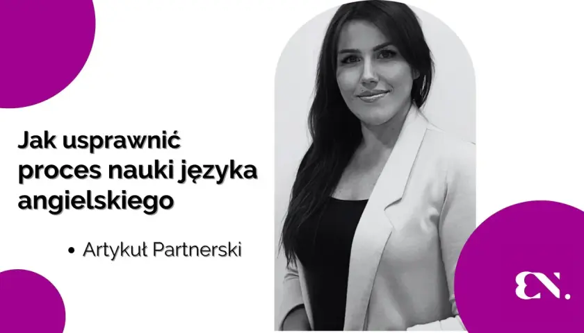 Kobieta w jasnej marynarce uśmiecha się, obok tekst o usprawnieniu **intensywnej nauki angielskiego**.