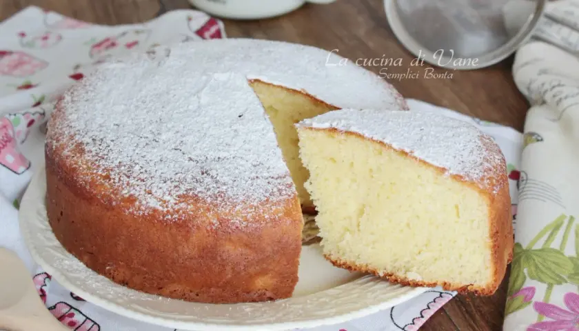 Torta soffice e profumata, preparata con 150 gr di yogurt greco. Perfetta per la colazione o la merenda.