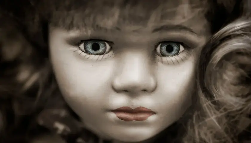Le regard fixe d'une poupée aux yeux bleus hypnotiques. On dirait qu'elle est sur le point de péter un câble.