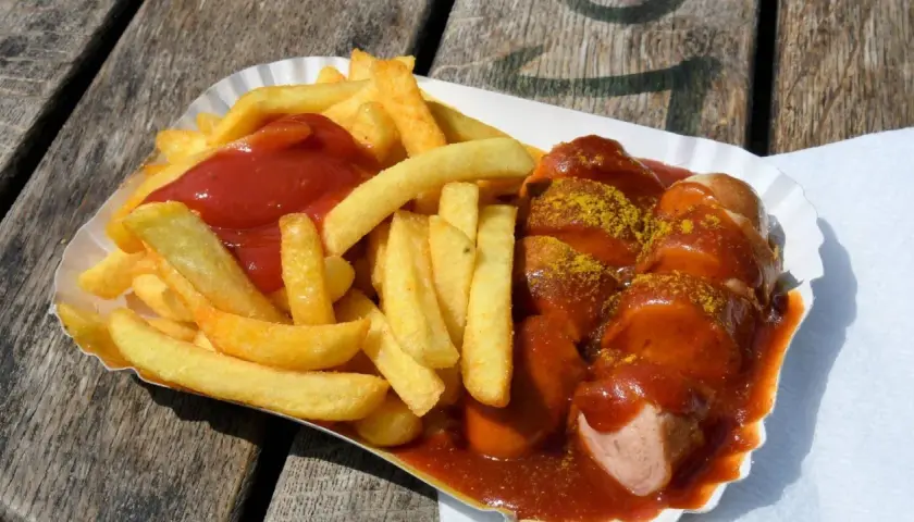 Leckere Currywurst mit Pommes, perfekt zum Currywurst selber machen.
