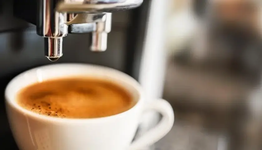 Ile gram kawy na espresso? Poznaj optymalne proporcje i błędy