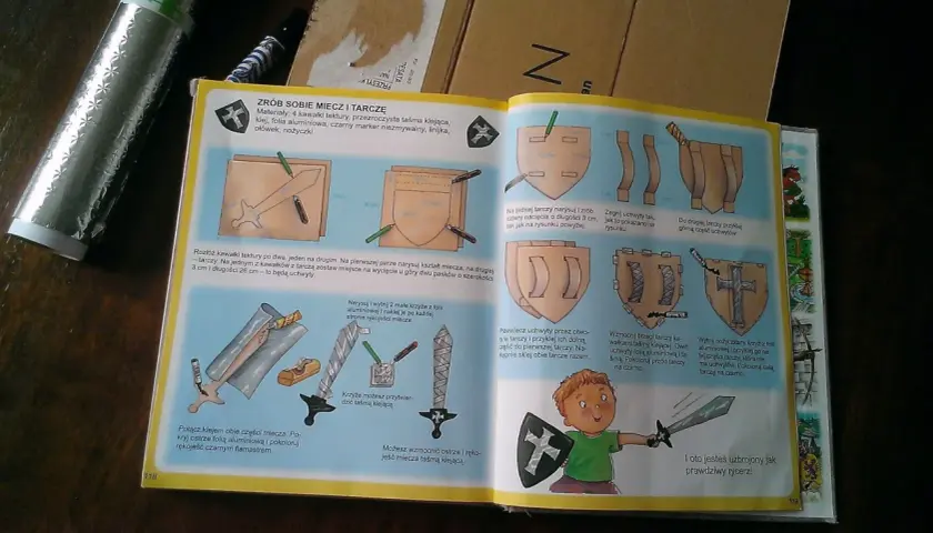 Instrukcja krok po kroku, jak zrobić hełm rycerski i inne akcesoria z tektury i folii aluminiowej.