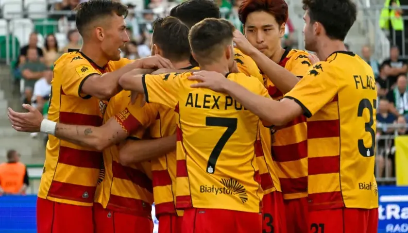 Piłkarze Jagiellonii świętują bramkę. Nowe jagiellonia transfery przynoszą radość kibicom.