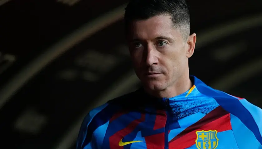 Robert Lewandowski w nowej koszulce FC Barcelony, symbol jego bogatej kariery.
