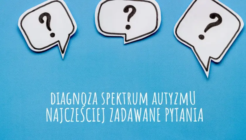 Trzy dymki z pytajnikami nad napisem "DIAGNOZA SPEKTRUM AUTOYZMU NAJCZĘŚCIEJ ZADAWANE PYTANIA". Test ADOS 2 może pomóc w odpowiedziach.