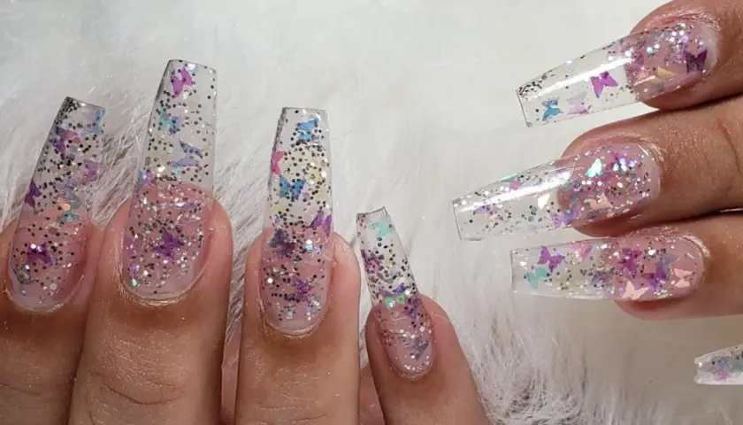 Uñas transparentes: cómo lograr un look elegante y versátil