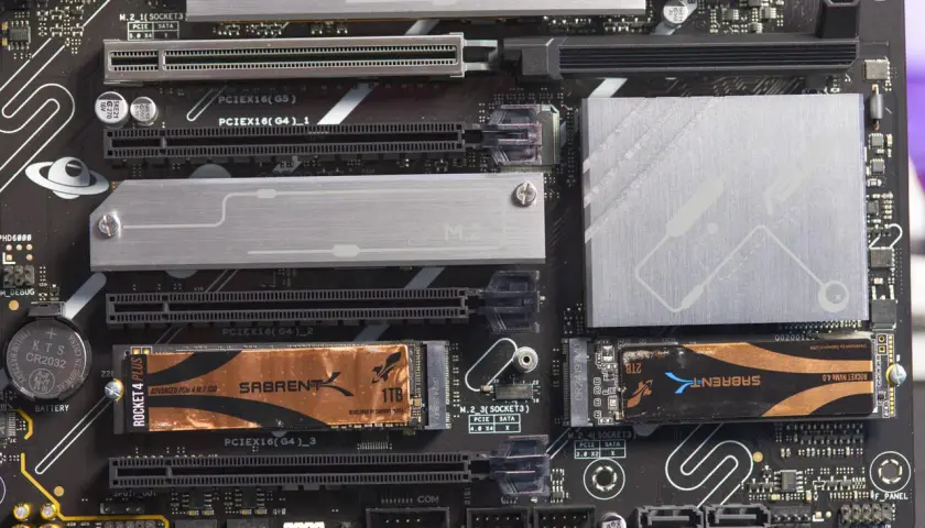 M.2 SSDs auf einem Motherboard, bereit für die Einrichtung unter Windows 10.