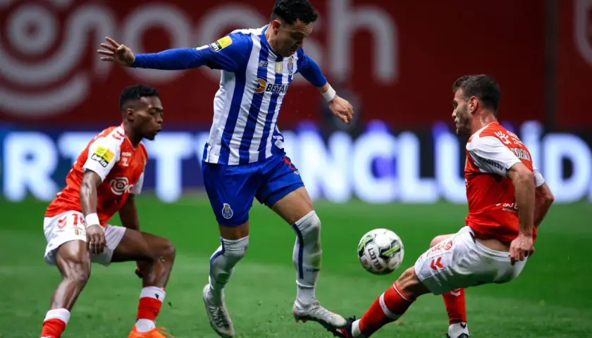 Piłkarze FC Porto walczą o piłkę na boisku w Portugalii.