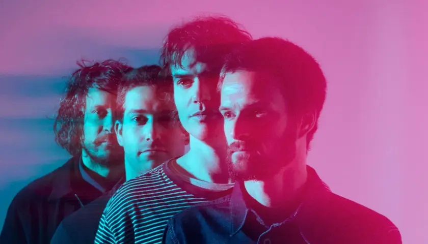 Czterech mężczyzn, jakby z innego świata, w neonowym świetle. To oni, all them witches warszawa, gotowi na podbój sceny.