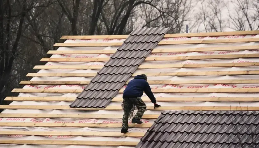 Jakie łaty pod dachówkę wybrać: parametry i wymiary dla trwałego dachu
