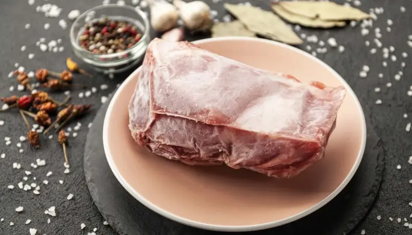 Jak rozmrażać mięso w mikrofali bez ryzyka jego ugotowania