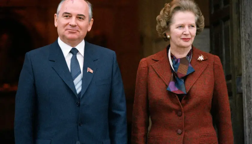 Michail Gorbatschow, Friedensnobelpreisträger, und Margaret Thatcher posieren für ein Foto.