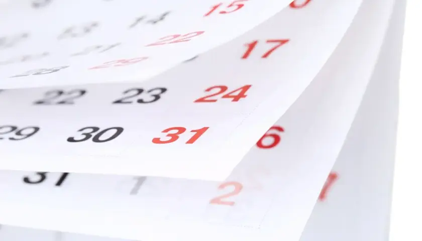 Zbliża się odpis na ZFŚS 2026. Kartki kalendarza przewracają się, pokazując daty 29, 30, 31.