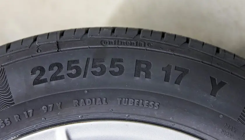 Opona Continental 225/55 R17. Różne rozmiary opon na osiach mogą wpływać na prowadzenie pojazdu.
