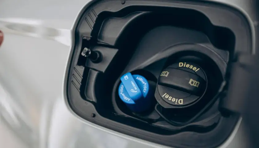 Tappo blu AdBlue accanto a quello nero Diesel, pronti per il rifornimento.