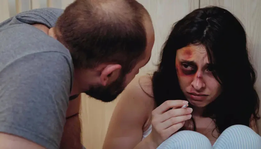 Mąż wykańcza mnie psychicznie. Widać siniaki na twarzy kobiety, która trzyma papierosa.
