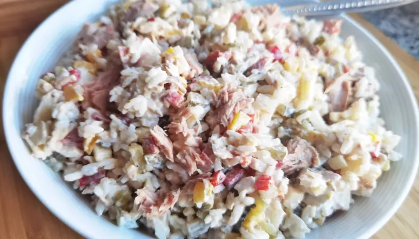 Pyszna sałatka z ryżem i tuńczykiem, z dodatkiem warzyw, w kremowym sosie. Idealna na szybki lunch.
