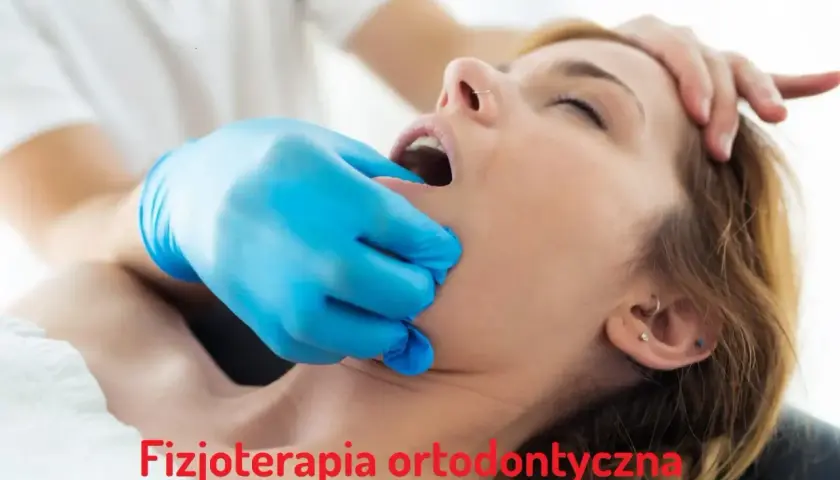 Fizjoterapeuta stomatologiczny delikatnie bada szczękę pacjentki.