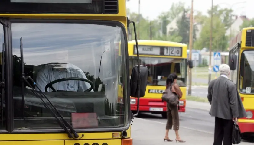 Nowy rozkład jazdy autobusów. Kierowca autobusu linii 8020 czeka na pasażerów. W tle autobus 126.
