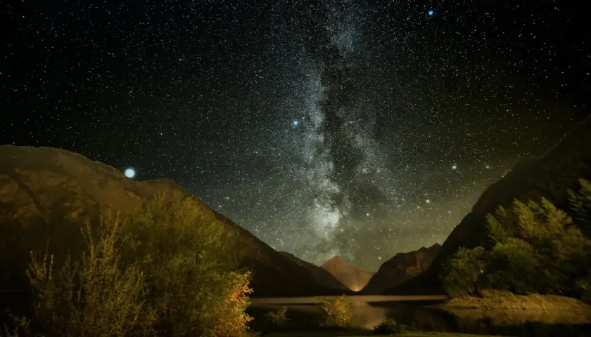 Nocne niebo nad jeziorem i górami, Droga Mleczna. Idealne miejsce, by zacząć przygodę z astrofotografią.