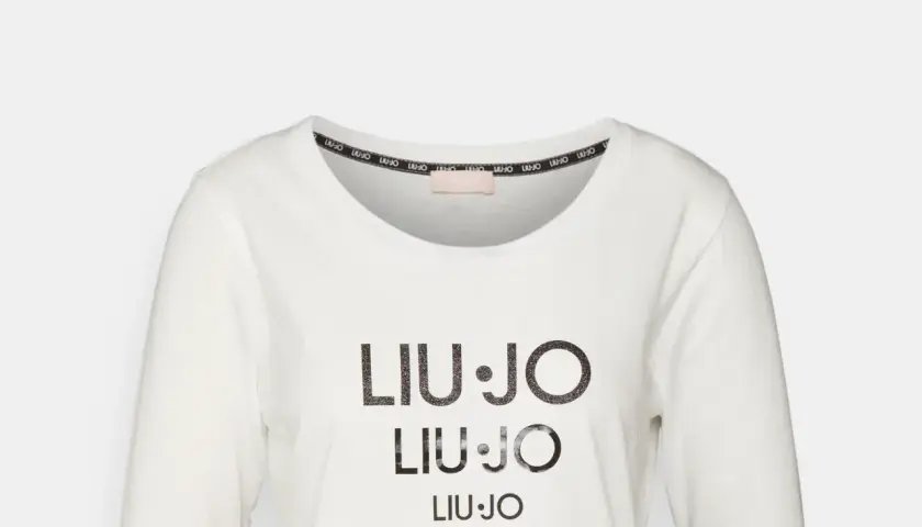 Biała koszulka z długim rękawem marki Liu Jo, z potrójnym nadrukiem logo. Liu Jo to włoska marka odzieżowa.