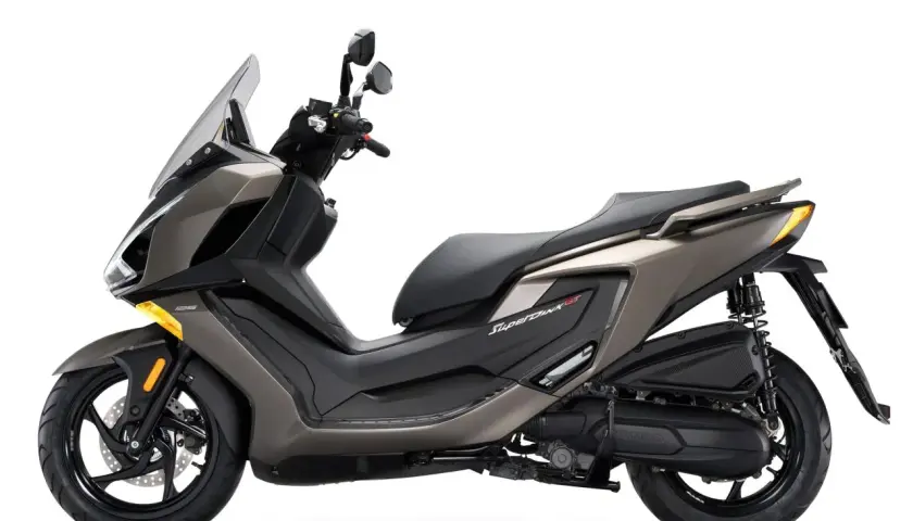 Kymco Super Dink 125 GT en color gris. Buscando kymco super dink 125 opiniones para tu próxima moto.