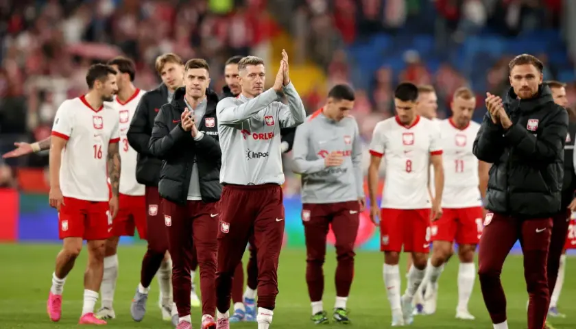 Piłkarze reprezentacji Polski, w tym Robert Lewandowski, dziękują kibicom po meczu z Turcją.