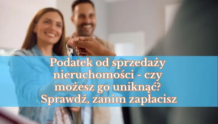 Para przekazuje klucze do nowego mieszkania. Tekst informuje o podatku od sprzedaży nieruchomości i jak go uniknąć.