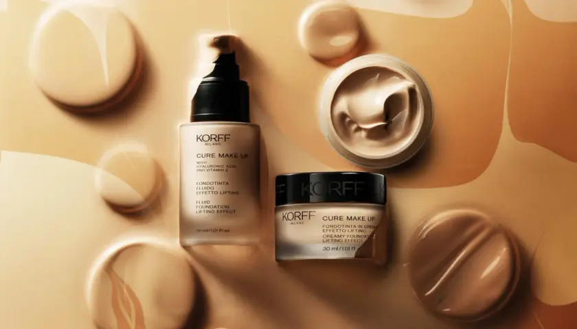 Flacone e vasetto di base trucco Korff Cure Make Up, con texture cremose e fluide che creano un effetto lifting.