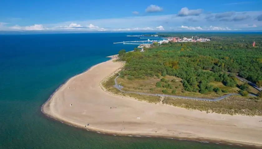 Piękna plaża i las na Helu. Zobacz port, latarnię i miasteczko. Idealne miejsce na wakacje.