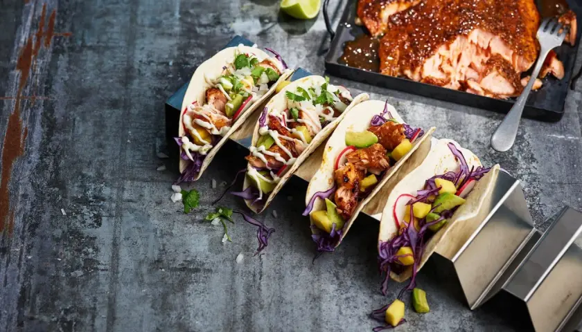 Lax tacos med avokado, rödkål och koriander. En härlig rätt som passar perfekt för en somrig middag.
