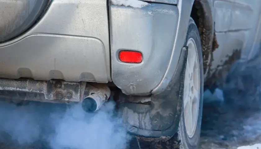 Z rury wydechowej wydobywa się biały dym, co świadczy o tym, że rozbiegany diesel pracuje na zimnie.