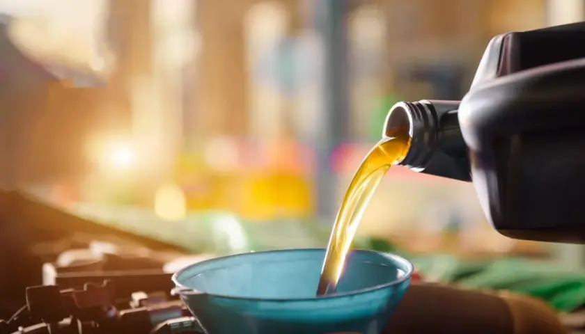 Olej samochodowy wlewa się do silnika. Który olej lepszy Motul czy Liqui Moly? Wybór zależy od potrzeb.