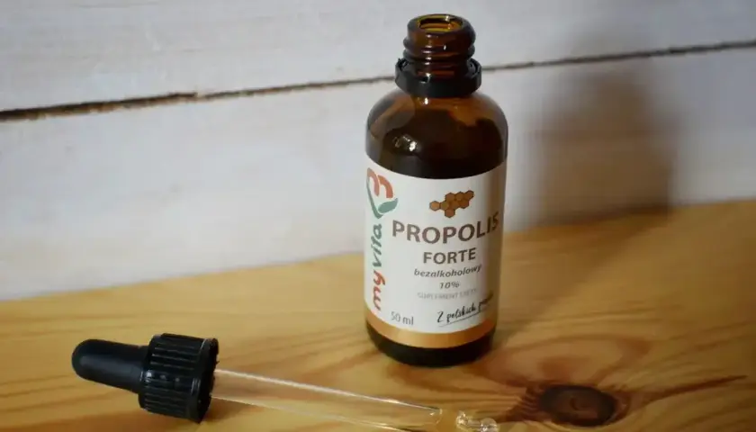 Butelka nalewki z propolisu z pipetką obok. Produkt "Propolis Forte bezalkoholowy 10%" od myvita.