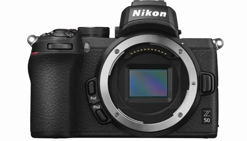 Czarny aparat Nikon Z 50 z widocznym sensorem i mocowaniem obiektywu.