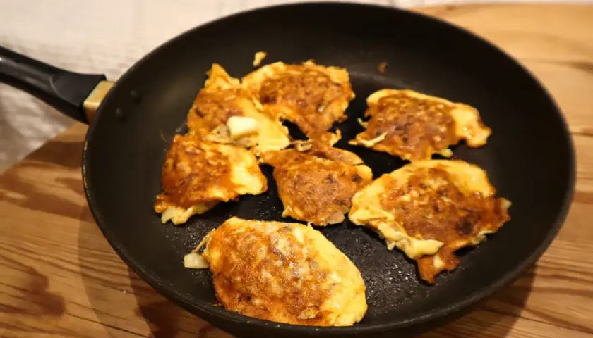 Stekta tonfiskbiffar i stekpanna, ett enkelt recept med tonfisk på burk.