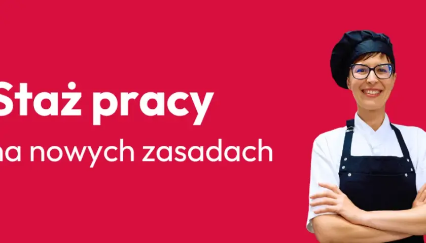 Uśmiechnięta kucharka w fartuchu i czepku. Czy działalność gospodarcza wlicza się do stażu pracy? Dowiedz się więcej o stażu na nowych zasadach.