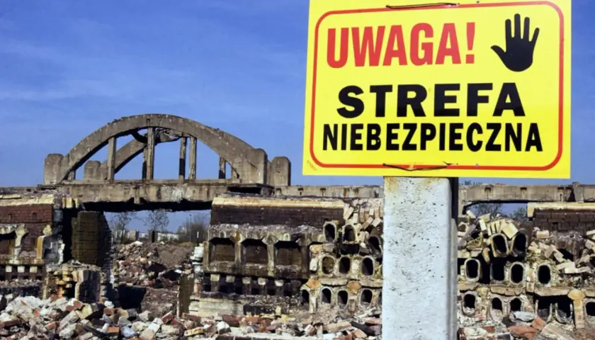 Ołowica Szopienice: ruiny fabryki pod żółtym znakiem "UWAGA! STREFA NIEBEZPIECZNA".
