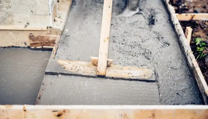 Wylewanie betonu B20, sprawdzanie jego konsystencji. Cena za m3 betonu B20 jest kluczowa przy planowaniu budowy.