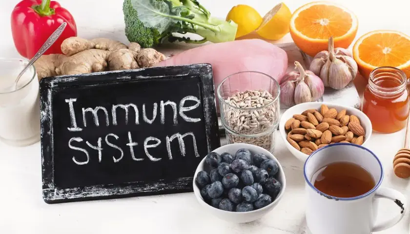 Alimenti per rafforzare il sistema immunitario: broccoli, aglio, zenzero, agrumi, frutti di bosco, mandorle, semi di girasole, miele e pollo.