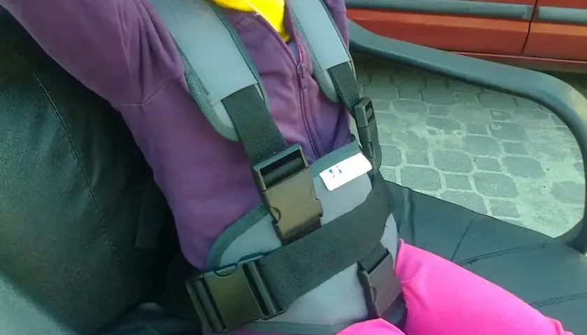 Dziecko w pasach bezpieczeństwa. Zastanawiasz się, od jakiego wzrostu bez fotelika można podróżować?