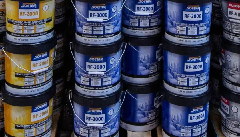 Cubos de pintura Soetam RF-2000 y RF-3000, ideales como mejor pintura para exterior, apilados y listos para proteger fachadas.