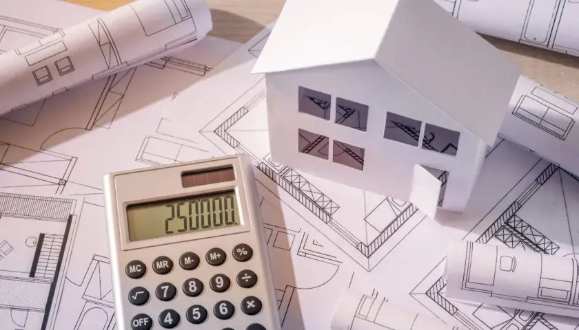 Model domu, kalkulator z wynikiem 250000 i plany budowlane. Zastanawiasz się, ile suporexu na m2 potrzebujesz do budowy?