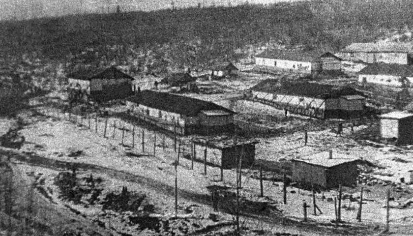 Lagerbaracken in einer verschneiten Landschaft. Dies ist ein Beispiel dafür, was ist Gulag: ein System von Arbeitslagern.