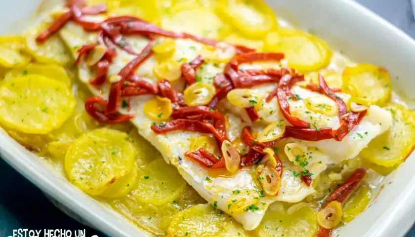 Bacalao al horno con patatas, pimientos rojos y ajo. Una receta bacalao al horno sencilla y deliciosa, lista para disfrutar.