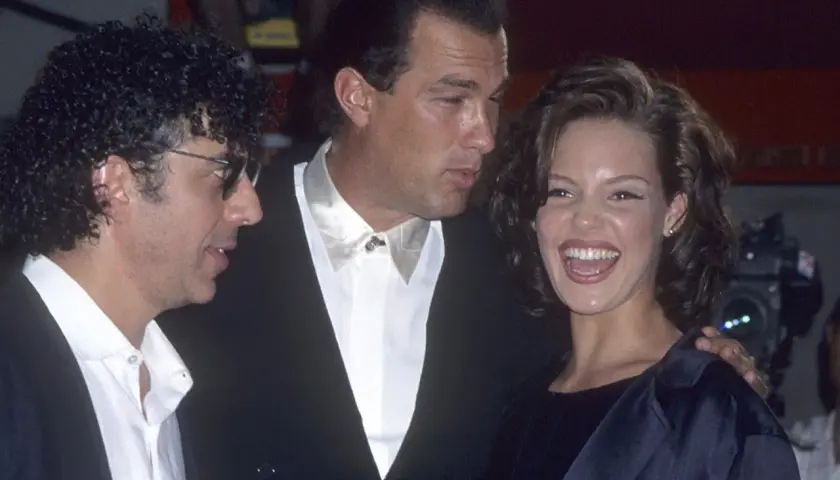 Steven Seagal z żoną i przyjacielem na czerwonym dywanie.